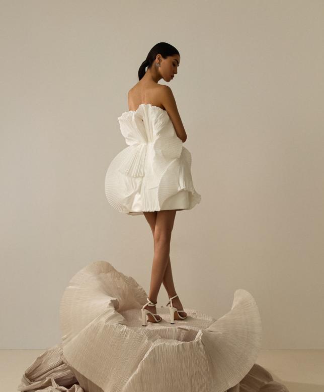 Необычное короткое платье из ткани плиссе