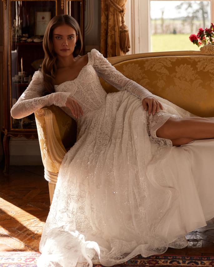 Нежное свадебное платье из кружева шантильи расшитого бисером