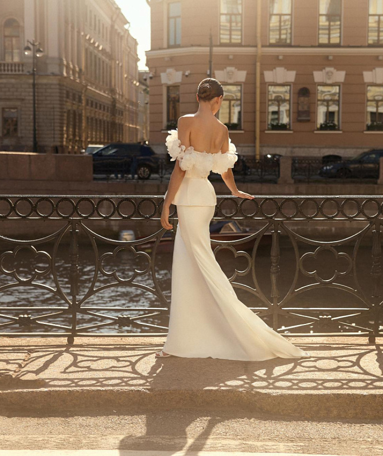 Свадебное платье с баской и цветочными бретелями