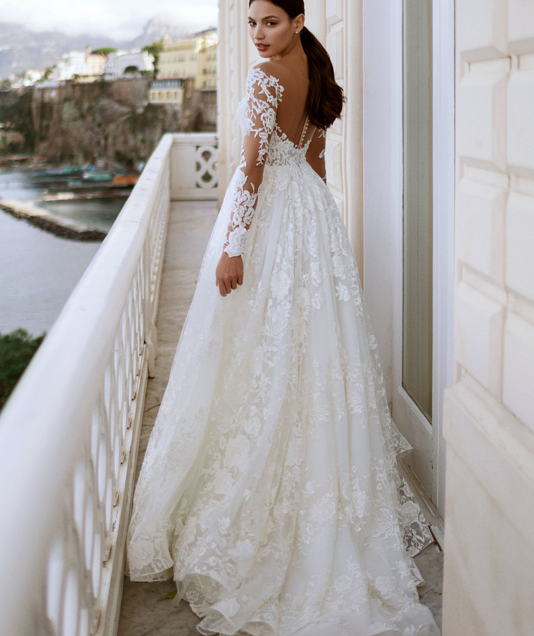 Роскошное кружевное свадебное платье со шлейфом