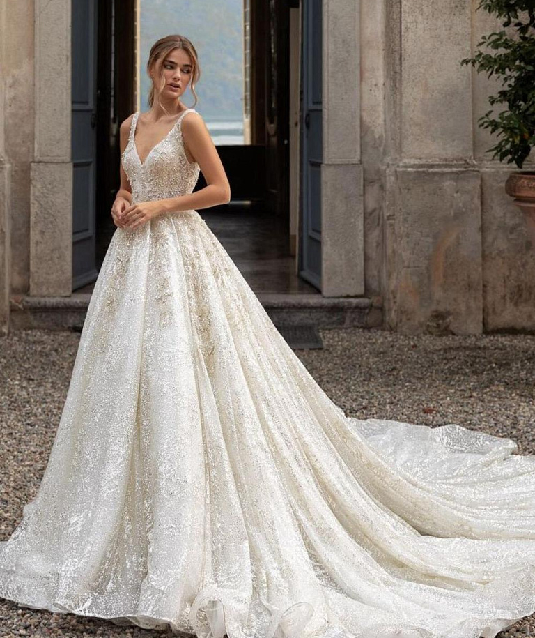 Роскошное свадебное платье с длинным шлейфом