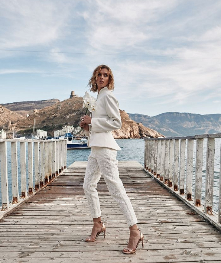 Белый жакет с поясом