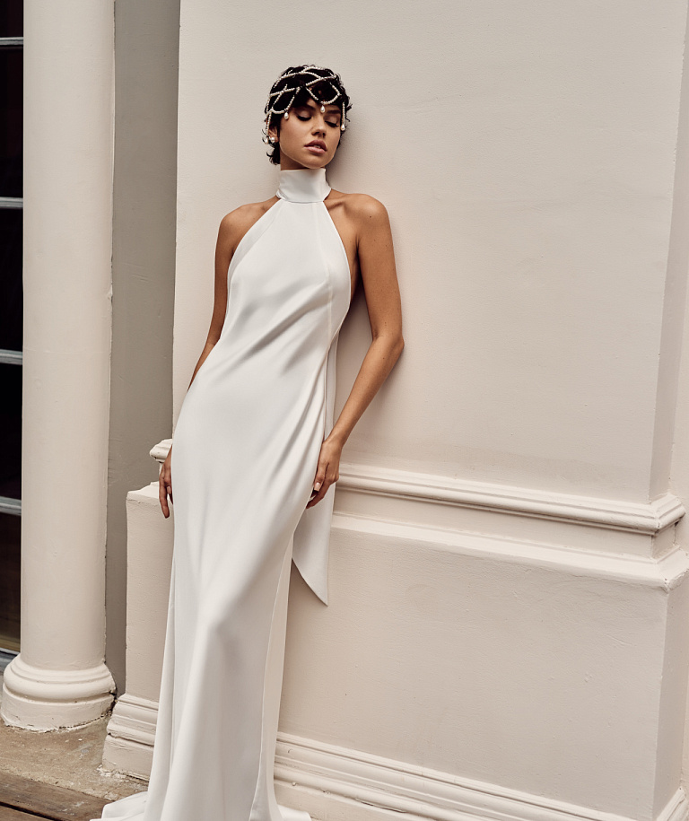 Легкое платье с воротником-стойкой