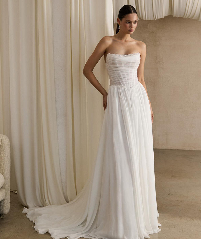 Шифоновое свадебное платье с жемчугом на корсете