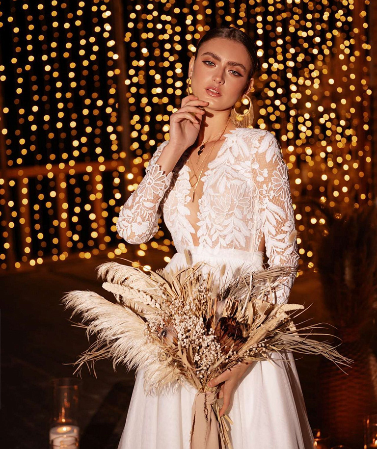 Классическое свадебное платье с v-образным вырезом