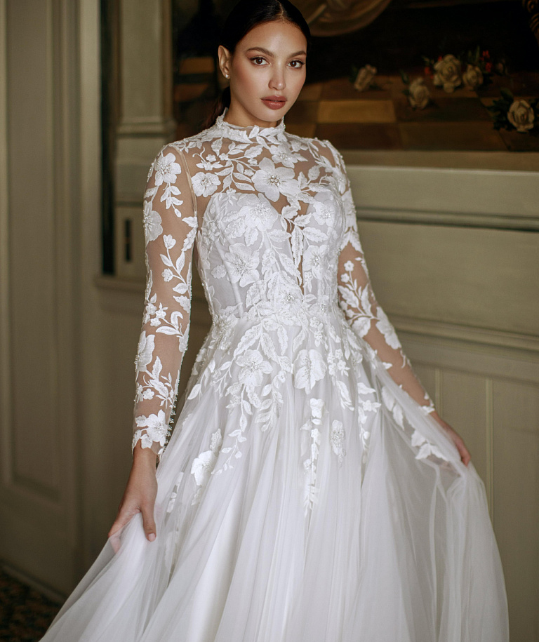 Кружевное свадебное платье с закрытым верхом