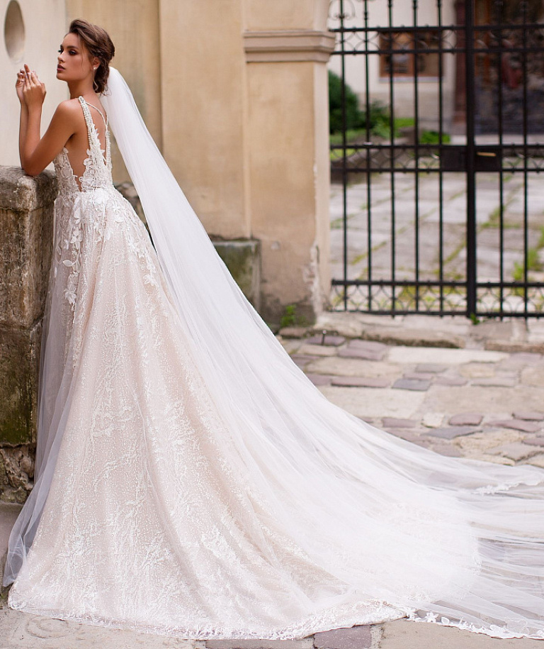 Роскошное блестящее платье на тонких бретелях