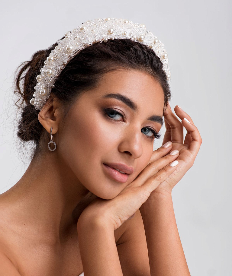 Широкий ободок с жемчугом и стеклярусом