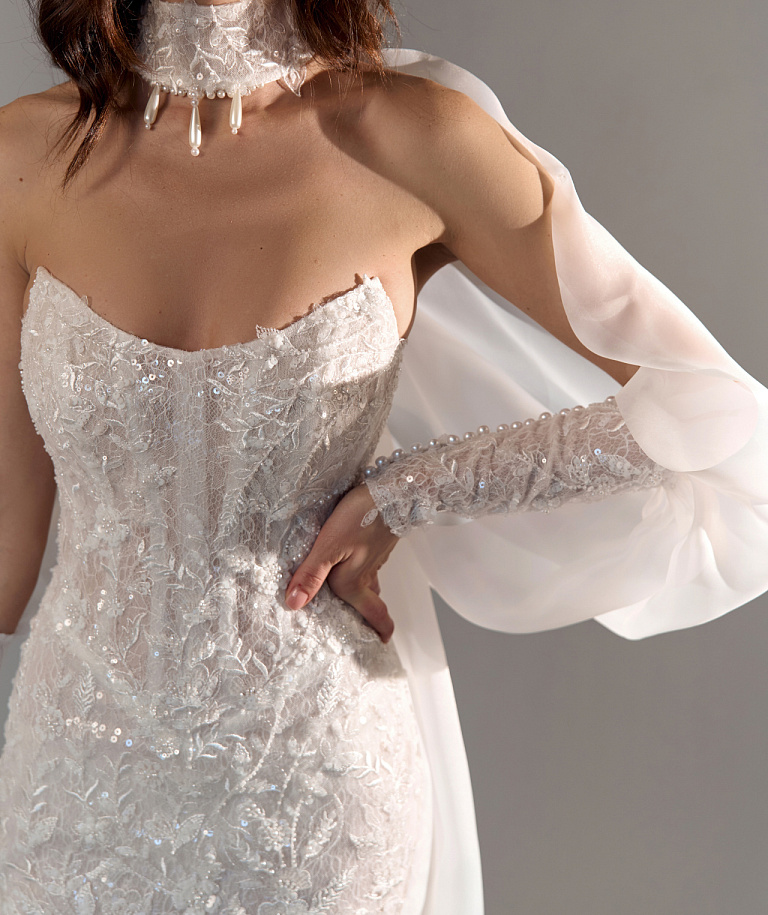 Кружевное свадебное платье с кейпом