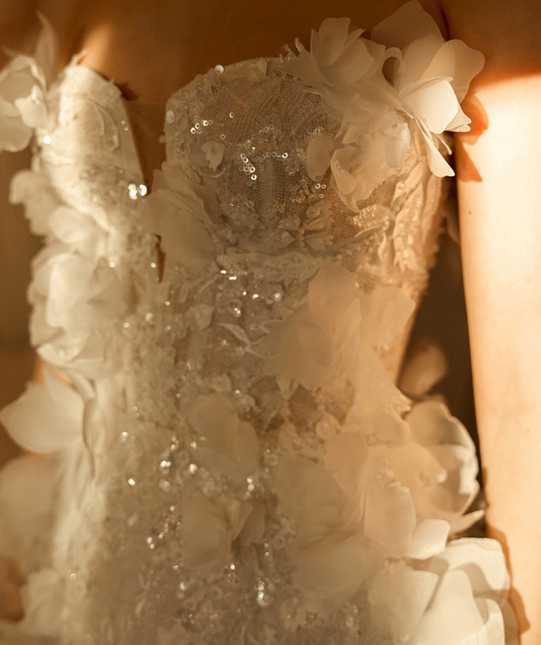 Короткое свадебное платье с декором из объемных цветов 