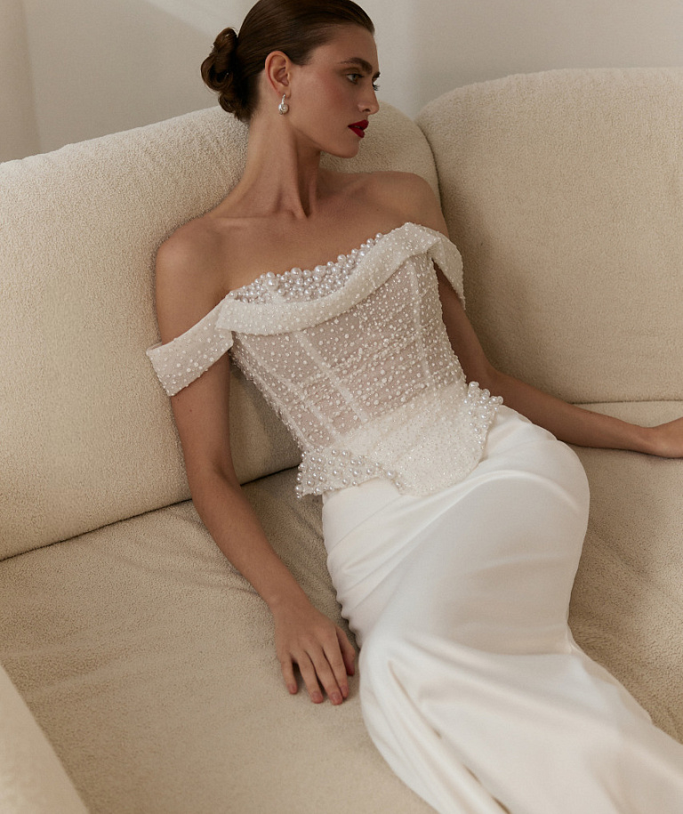 Комплект с блестящим расшитым корсетом и атласной юбкой