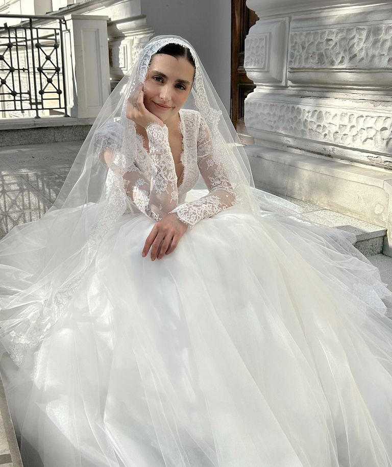 Свадебное платье с кружевными рукавами и V-вырезом