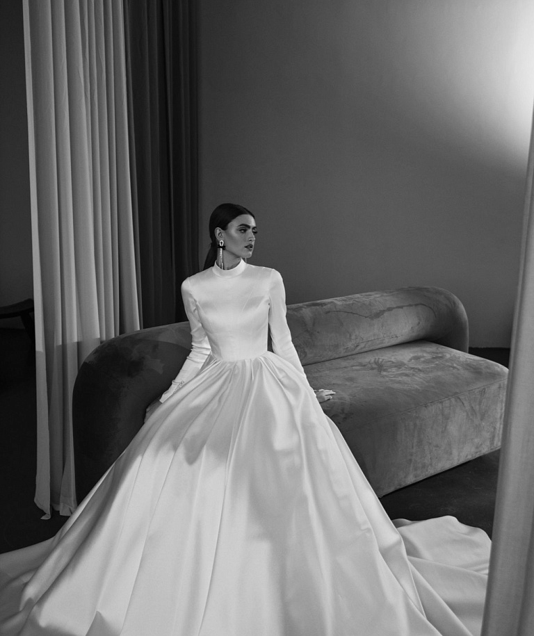 Закрытое атласное платье