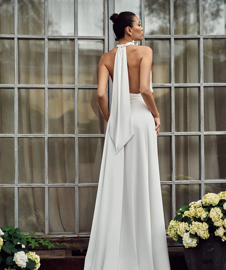 Изящное платье из струящегося атласа