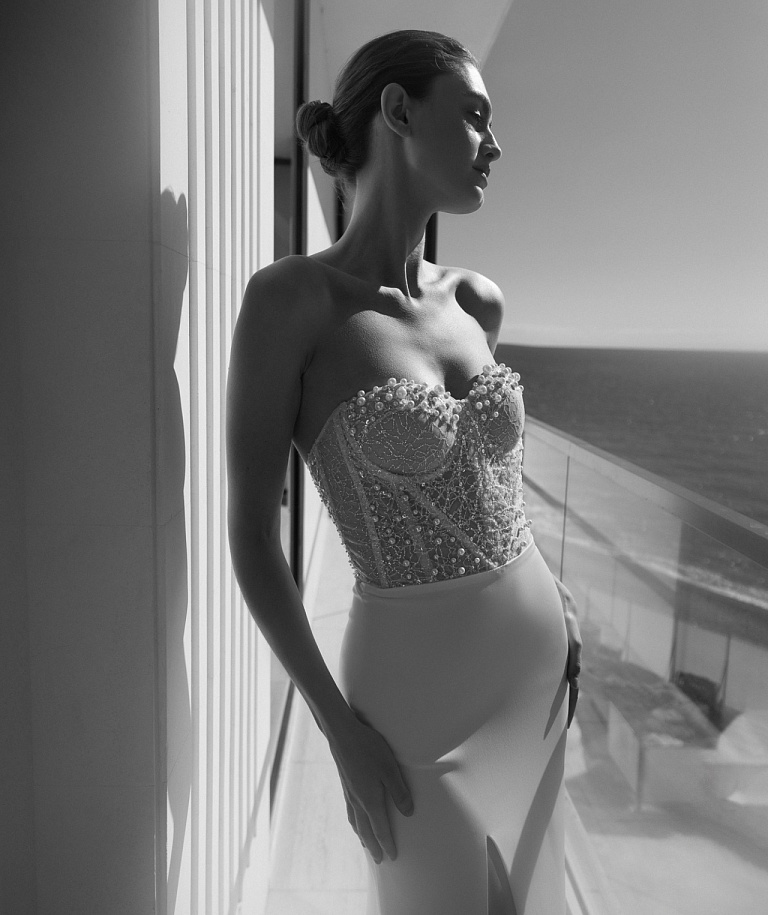 Свадебное платье с атласной юбкой и жемчужным корсетом