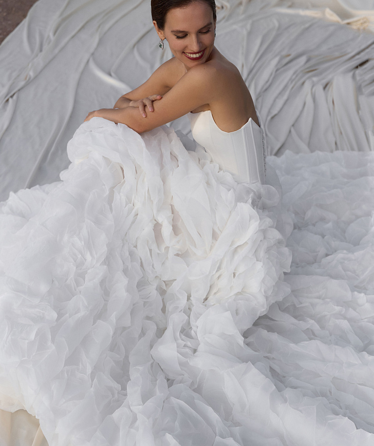 Пышное платье из дизайнерской ткани с атласным корсетом