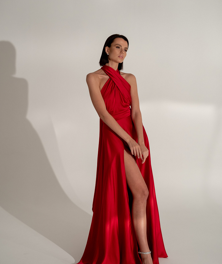 Шелковое вечернее платье рубинового цвета