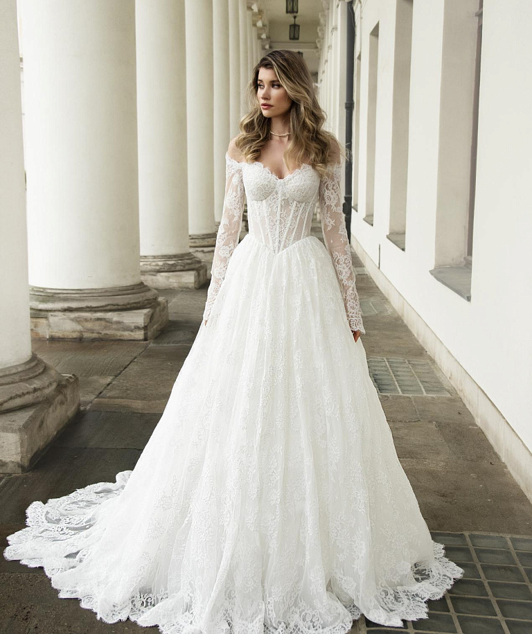 Кружевное свадебное платье с рукавами и открытыми плечами