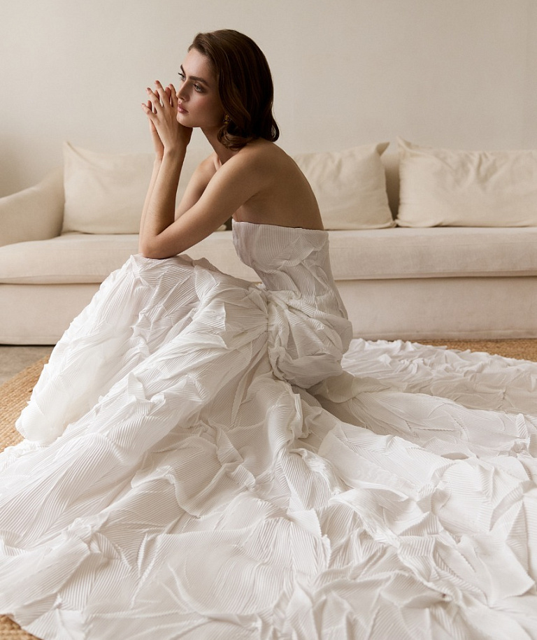 Свадебное платье-рыбка из дизайнерской жатой ткани