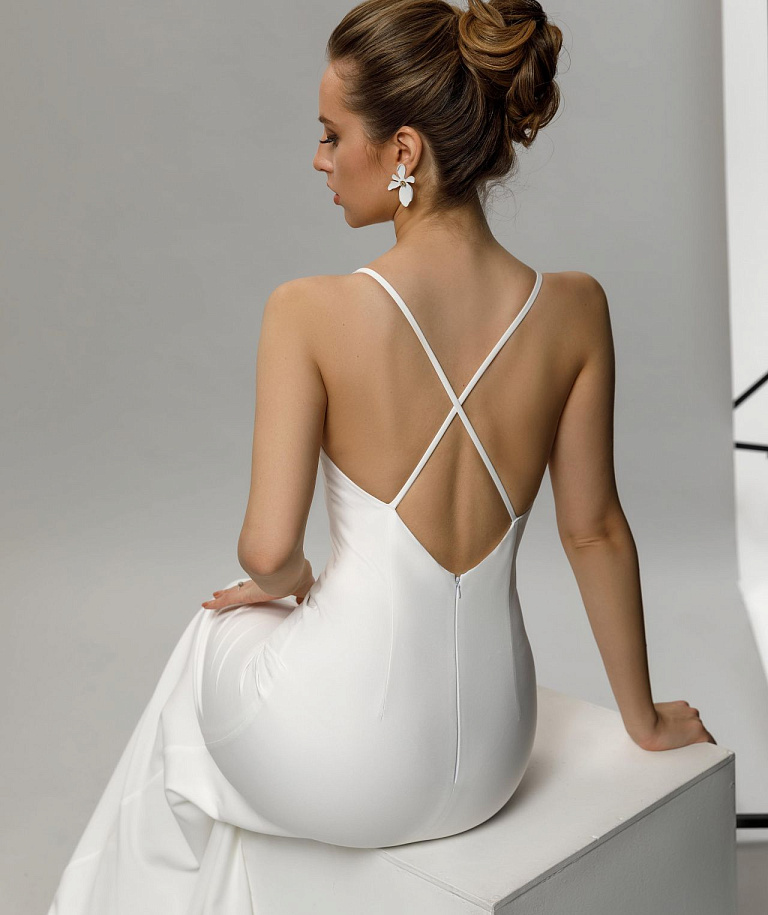 Минималистичное свадебное платье на бретелях