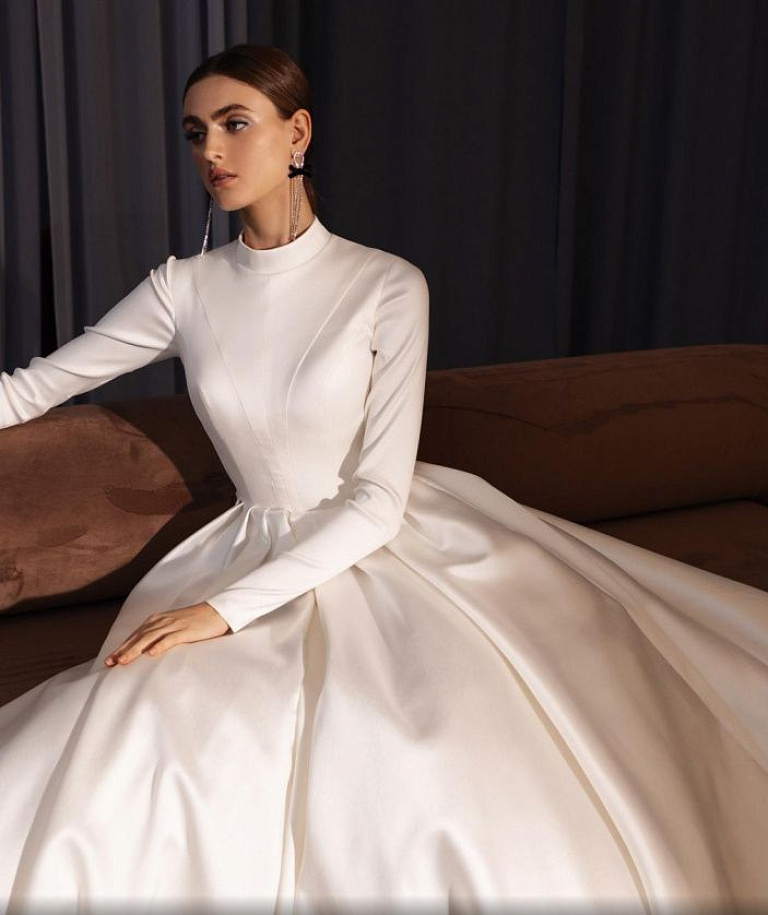 Закрытое атласное платье