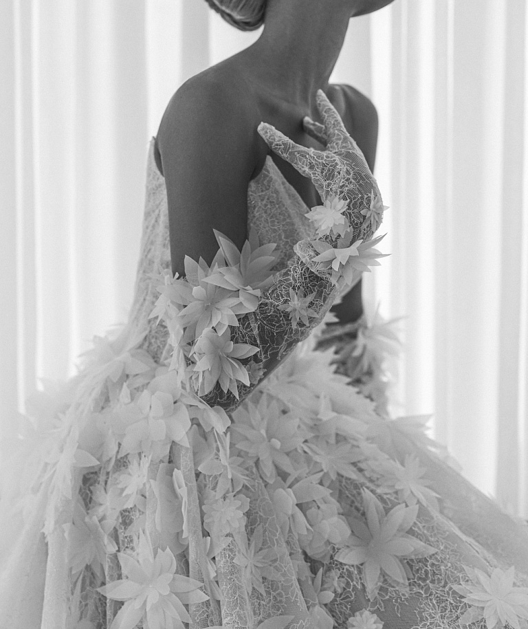 Эффектное свадебное платье с объемными цветками