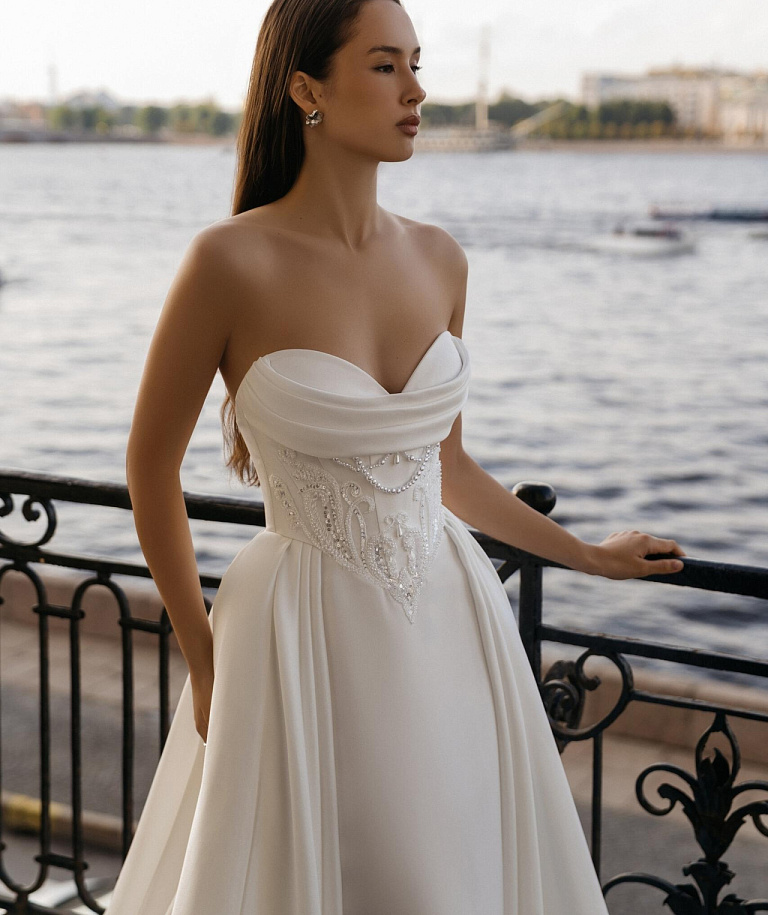 Атласное свадебное платье с объемной вышивкой