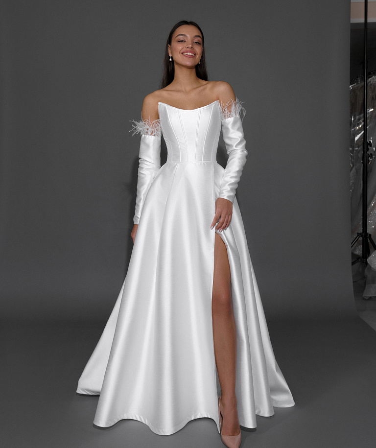 Атласное свадебное платье на корсете с митенками