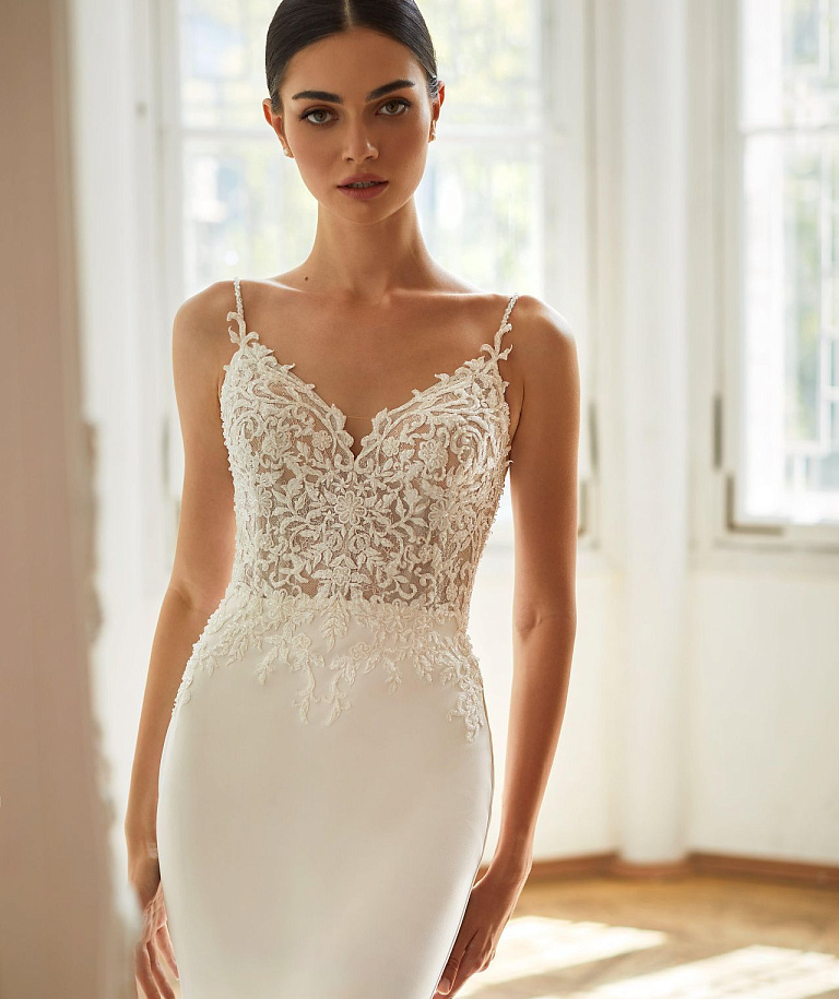 Свадебное платье русалка с длинным кружевным шлейфом
