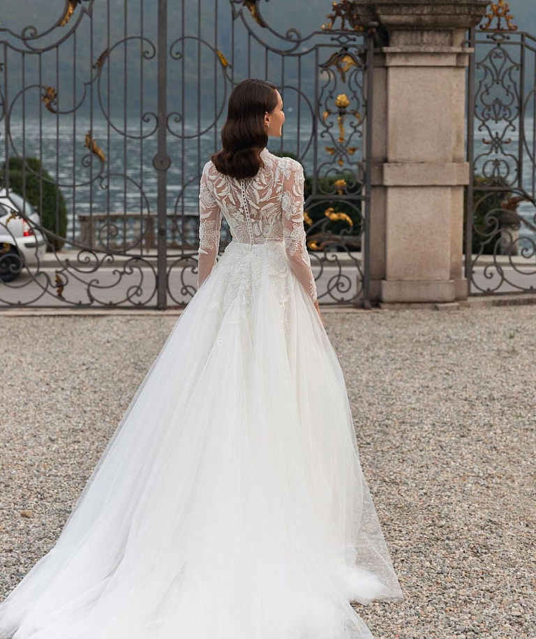 Пышное свадебное платье с закрытым верхом