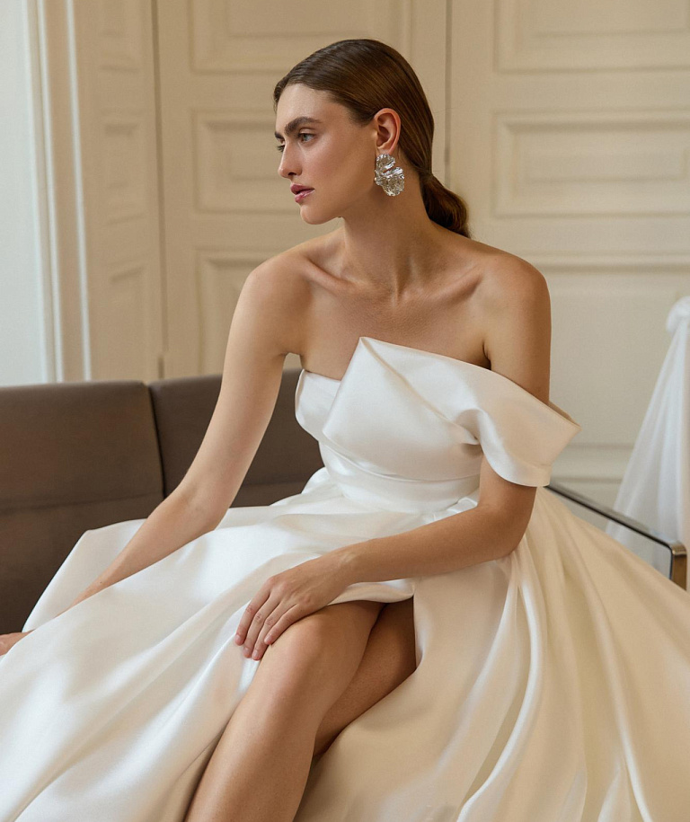 Пышное свадебное платье с ассиметричным верхом