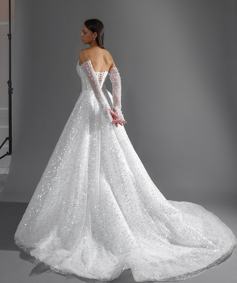 Свадебное платье с роскошной расшивкой и рукавами