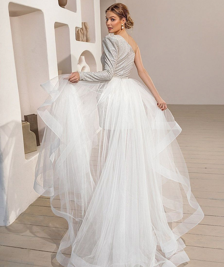 Короткое свадебное платье с одним рукавом