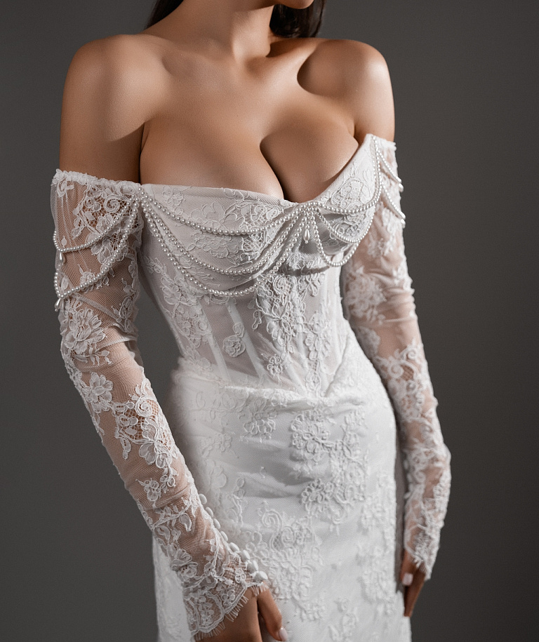 Кружевное свадебное платье русалка с декором из бус