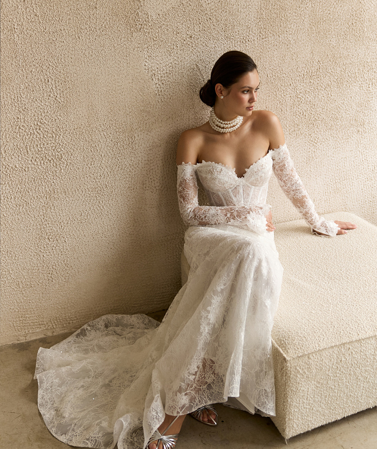 Кружевное свадебное платье с рукавами и съемным шлейфом