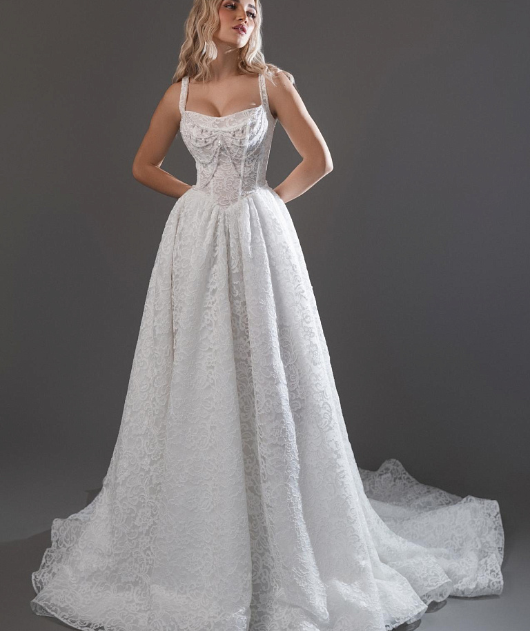 Кружевное свадебное платье с квадратным вырезом