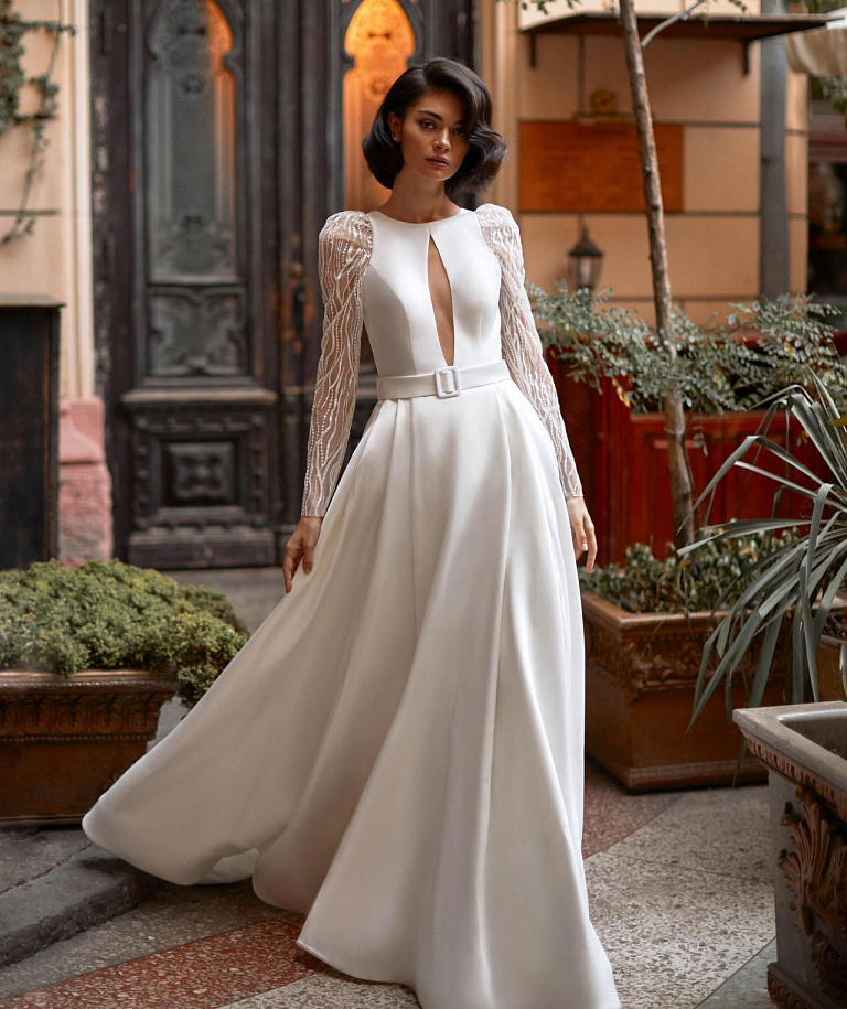 Атласное свадебное платье с ажурными рукавами