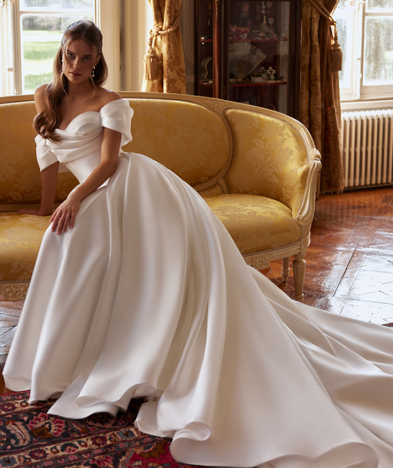 Роскошный комплект из микадо со съемным шлейфом