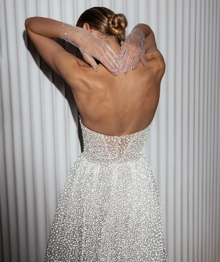 Роскошное свадебное платье с глубоким декольте