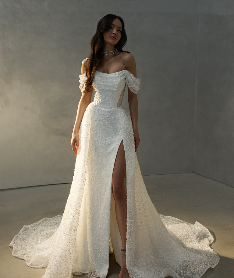 Кружевное платье-русалка с бисером и со съемным шлейфом