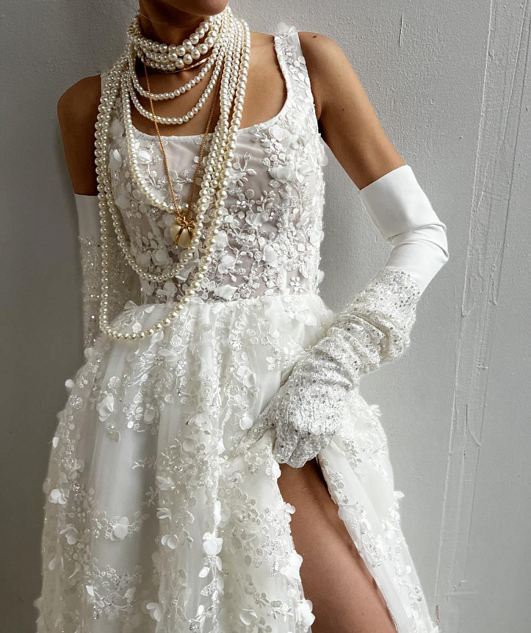 Кружевное свадебное платье с квадратным декольте