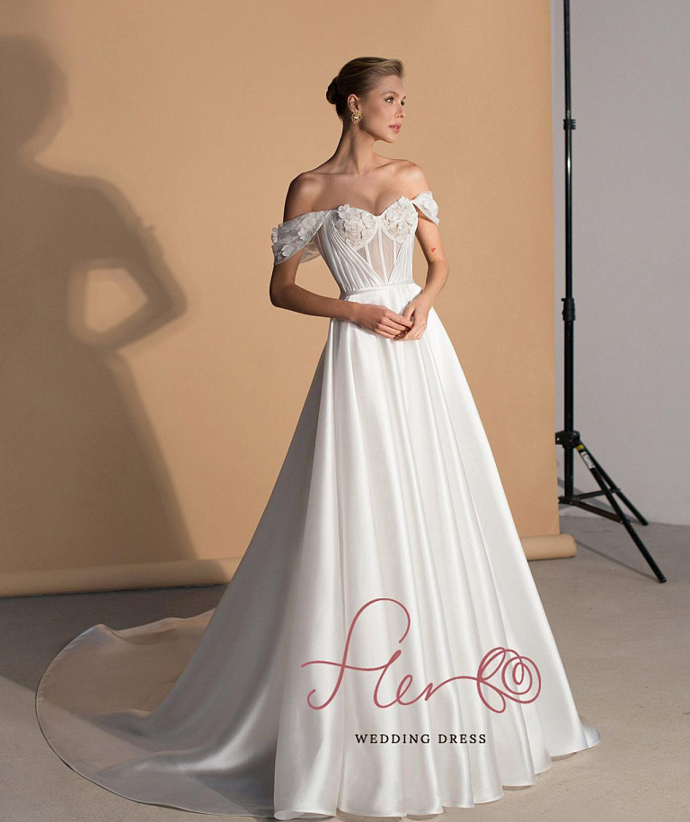 Атласное свадебное платье с цветочным декором по лифу