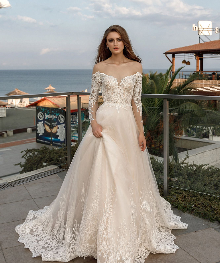 Свадебное платье с красивым шлейфом