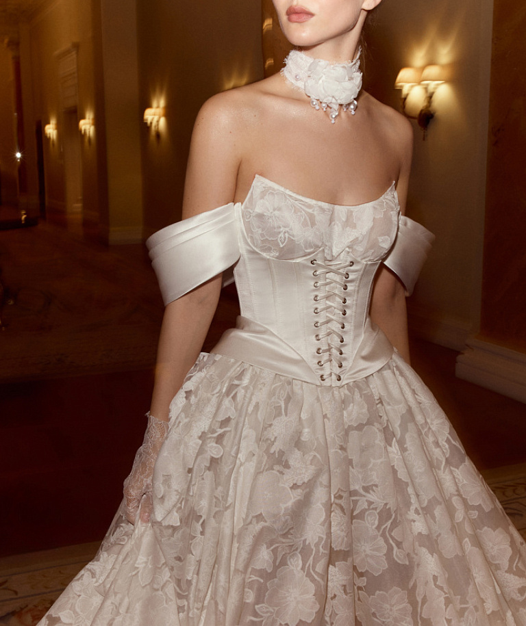 Роскошное свадебное платье из авторского кружева с атласным корсетом