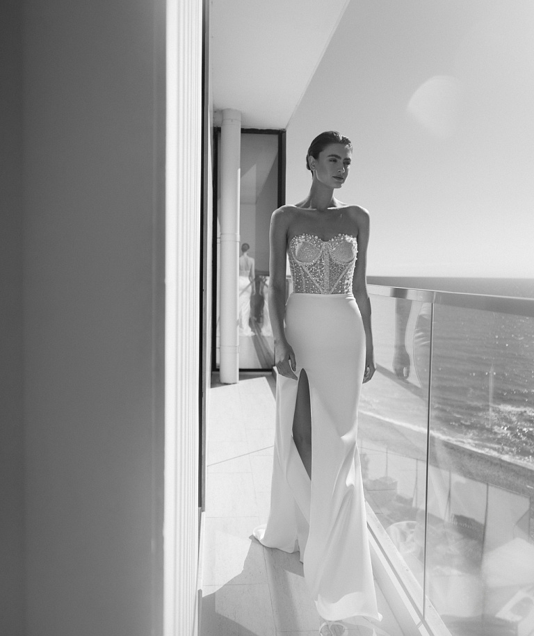 Свадебное платье с атласной юбкой и жемчужным корсетом