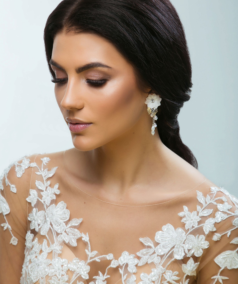 Нежные серьги с объемными цветами