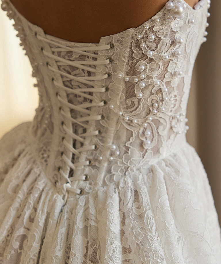 Кружевное корсетное свадебное платье с перчатками
