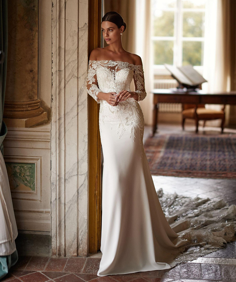 Роскошное свадебное платье с кружевным шлейфом и рукавами