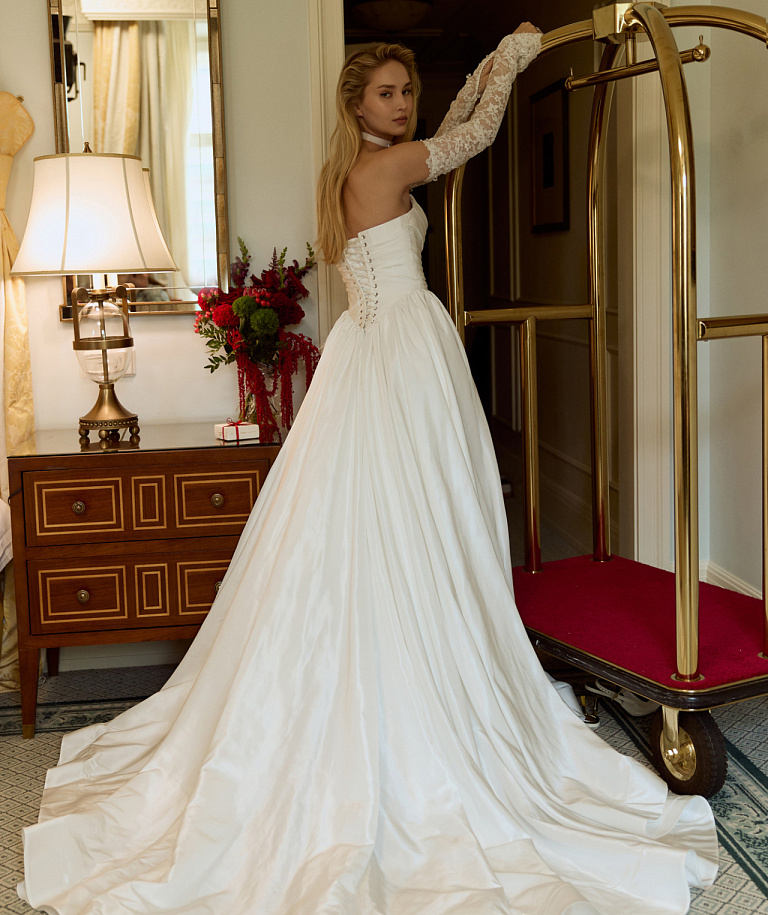 Свадебное платье из тафты с кружевными элементами