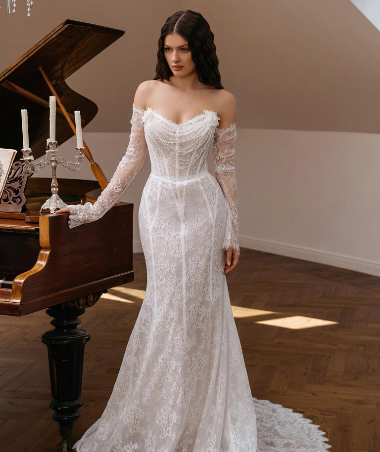 Кружевное свадебное платье c с декором из бус по корсету